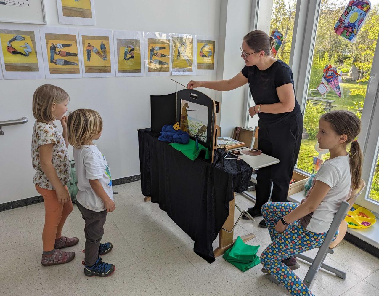 Kamishibai Vorführung - Kinder folgen gespannt