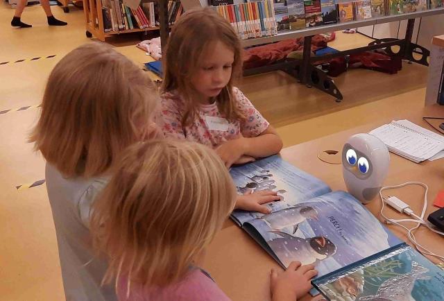 Kinder beschäftigen sich mit der Leseeule
