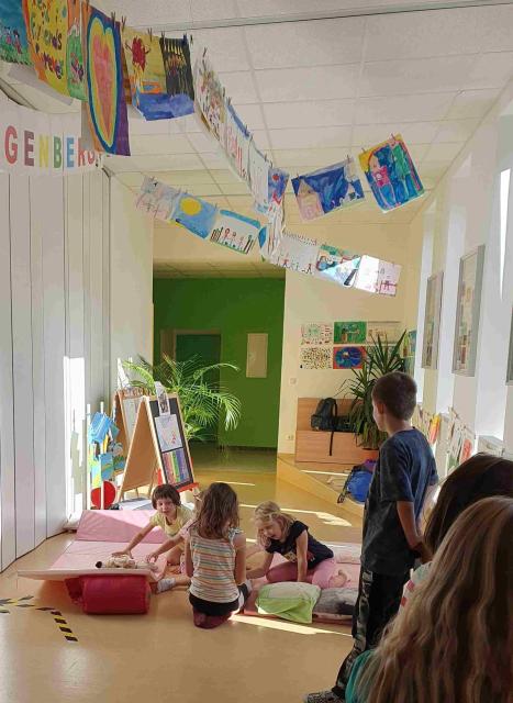 Kinder machen es sich gemütlich