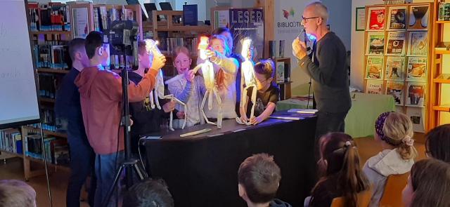 Lesung für VS 2024 - Kinder spielen Szenen nach