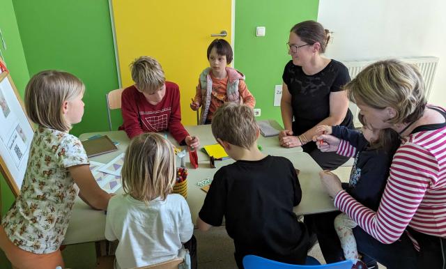 Kinder basteln einen Wolf aus Papier