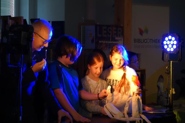 Autor und Kinder spiele Szene nach