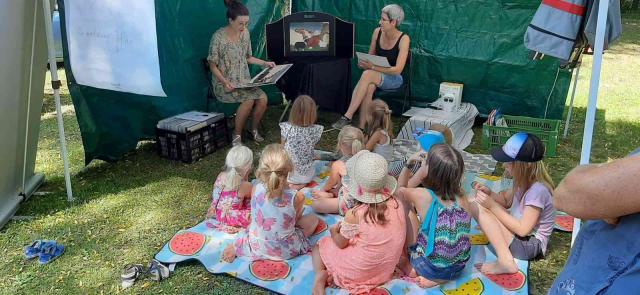Kinder lauschen der Bilderbuchlesung
