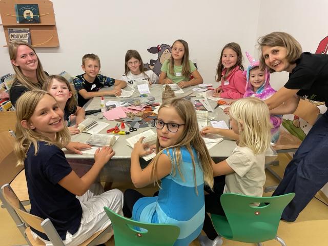 Kinder basteln Büchermäuse