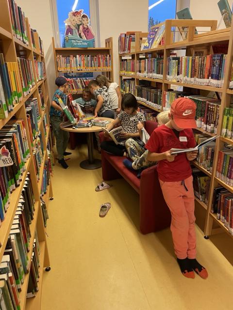 Kinder lesen und spielen