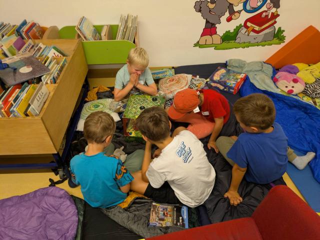 Kinder lesen und spielen