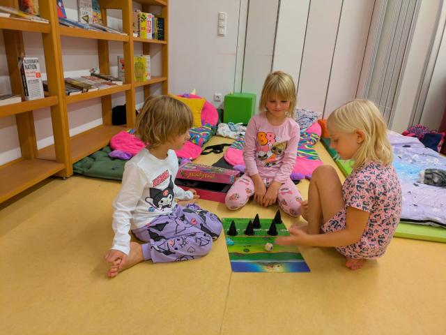 Kinder spielen