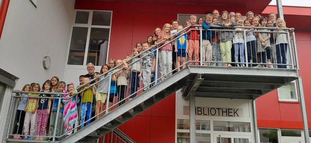 Gruppenfoto mit allen Kindern und dem Bib-Team