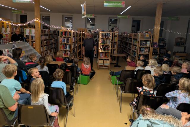 Bibliotheksleiter begrüßt die kleinen und großen Gäste zur Nikolausfeier
