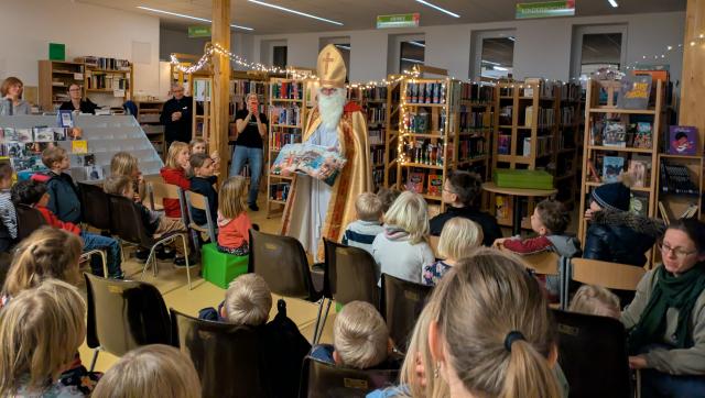 Nikolaus liest die Legende vom Kornwunder: Zeigt den Kindern Bilder im Buch