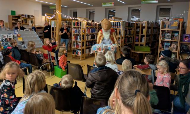 Nikolaus liest die Legende vom Kornwunder: Zeigt den Kindern Bilder im Buch