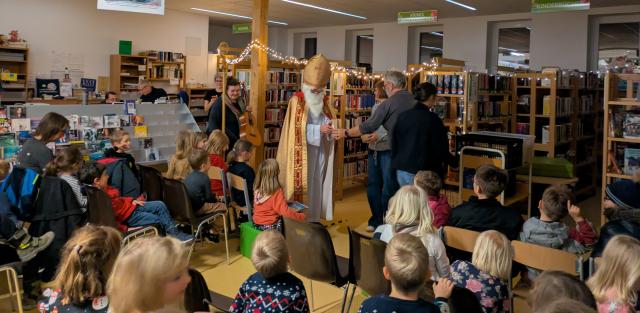Nikolaus verteilt Geschenke an die Kinder