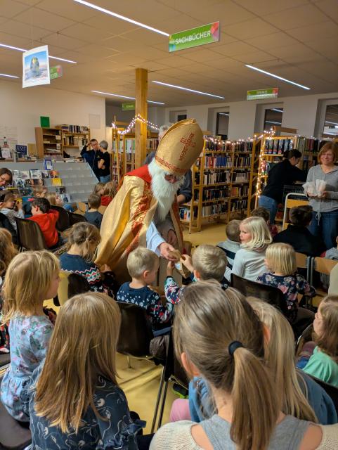 Nikolaus verteilt Geschenke an die Kinder