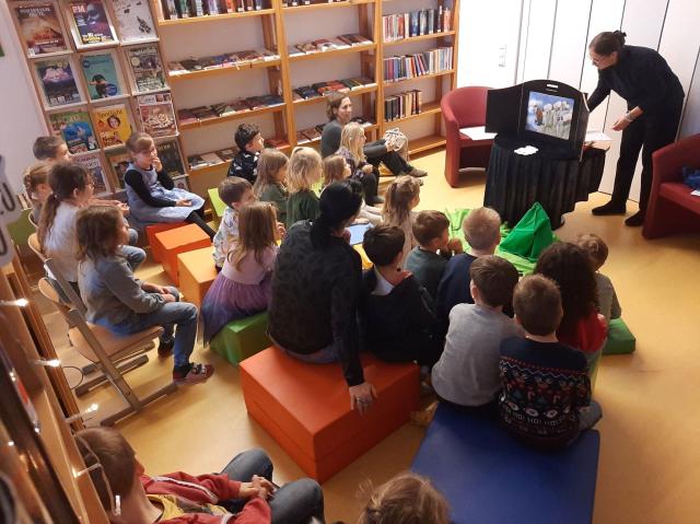 Kindergarten besucht die Bibliothek: Kinder beim Kamishibai