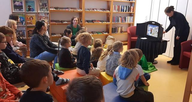 Kindergarten besucht die Bibliothek: Kinder beim Kamishibai