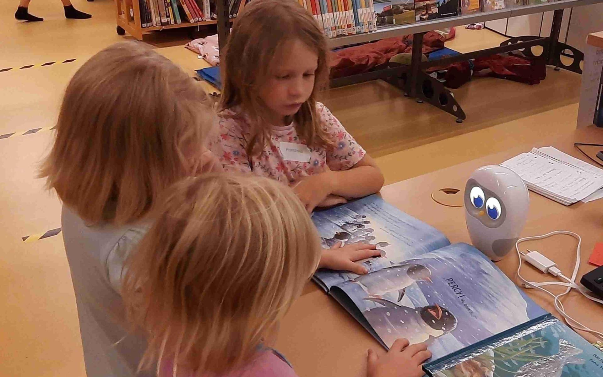 Kinder beschäftigen sich mit der Leseeule