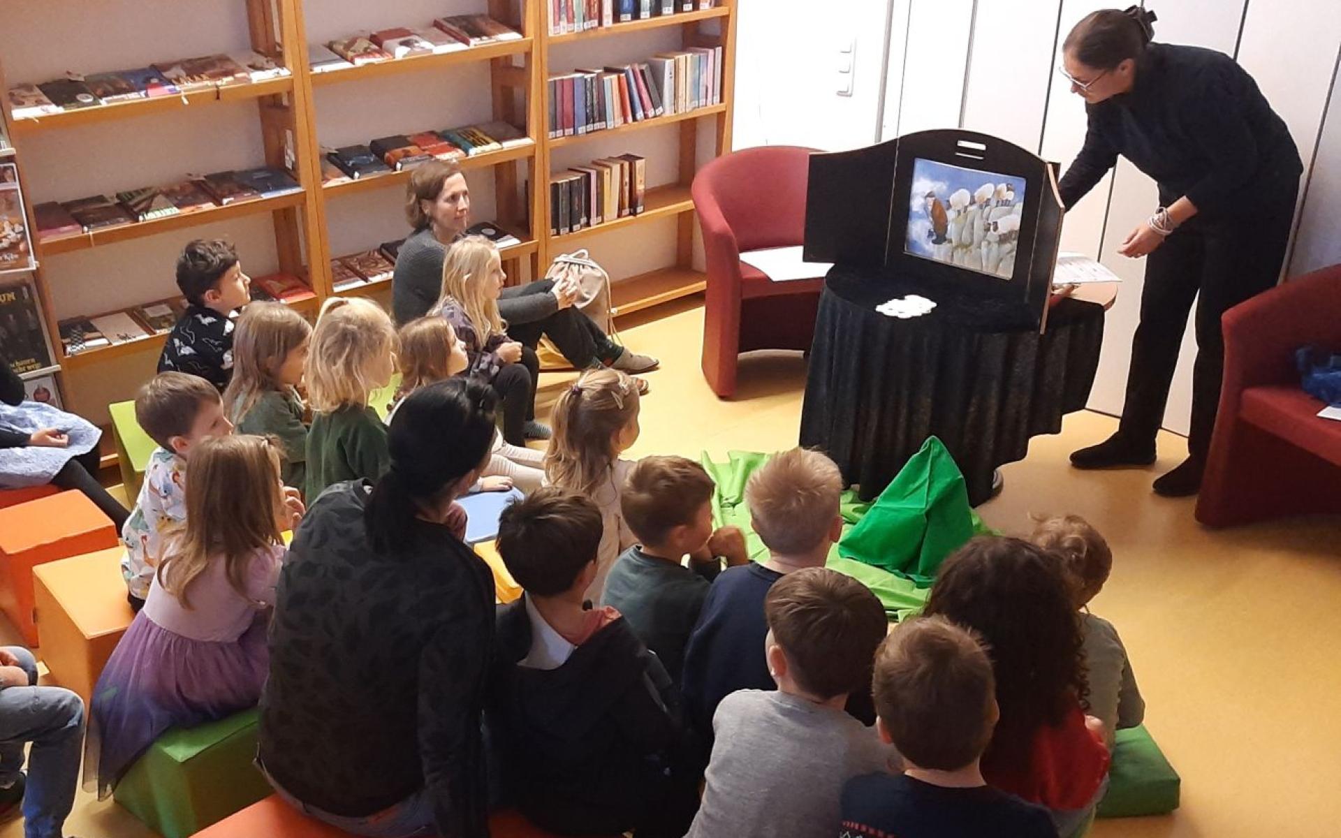 Kinder schauen beim Kamishibai zu