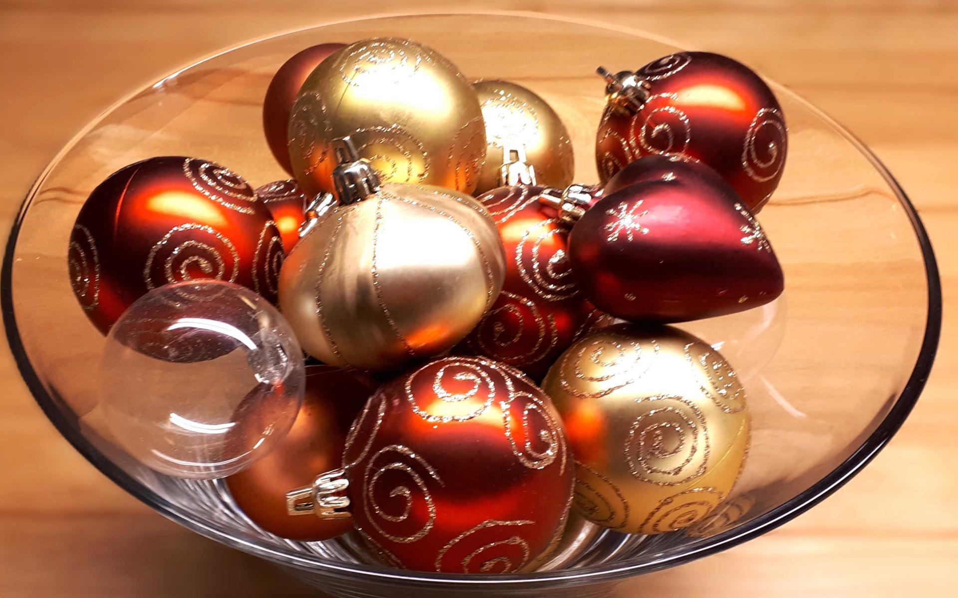 Glasschüssel mit Christbaumkugeln