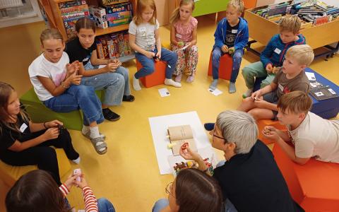 Gemeinsames Erzählen bei der Lese- und Spielenacht